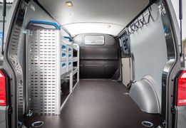 VW TRANSPORTER Sortimo-Huoltoautokaluste sekä Ripustusteline oikealla takasivulla 