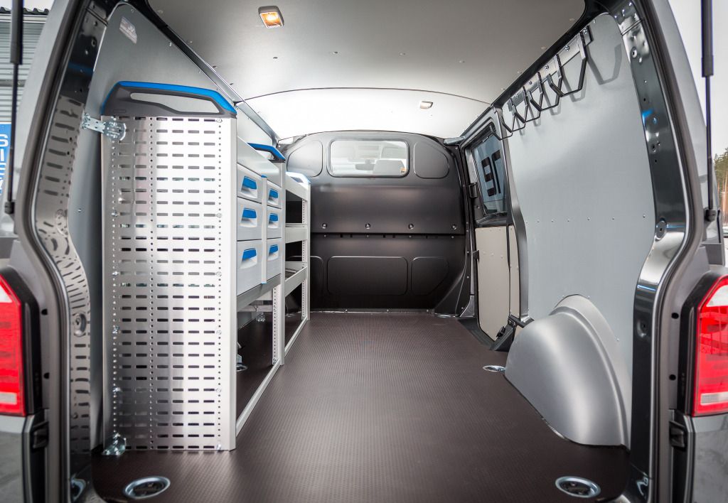 VW TRANSPORTER Sortimo-Huoltoautokaluste sekä Ripustusteline oikealla takasivulla 