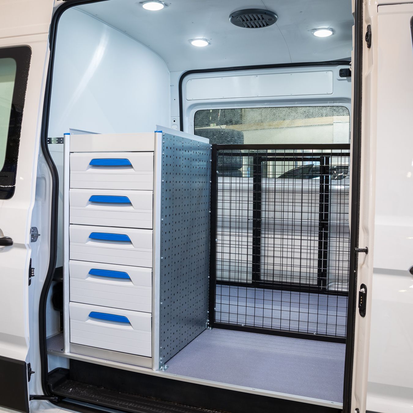 VW CRAFTER ELÄINLÄÄKÄRIAUTO 