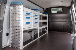 VW TRANSPORTER Sortimo-Huoltoautokaluste sekä Ripustusteline oikealla takasivulla 