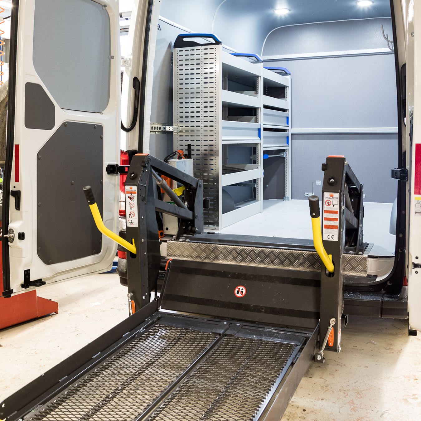 VW CRAFTER ELÄINLÄÄKÄRIAUTO 