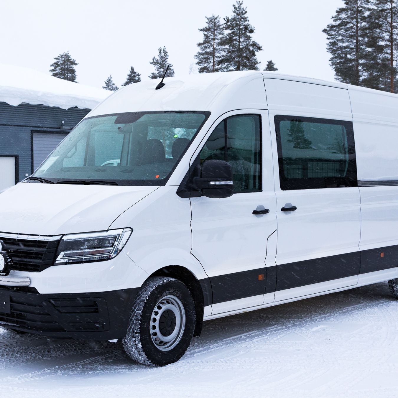 VW CRAFTER ELÄINLÄÄKÄRIAUTO 