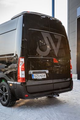 Renault Master takaa