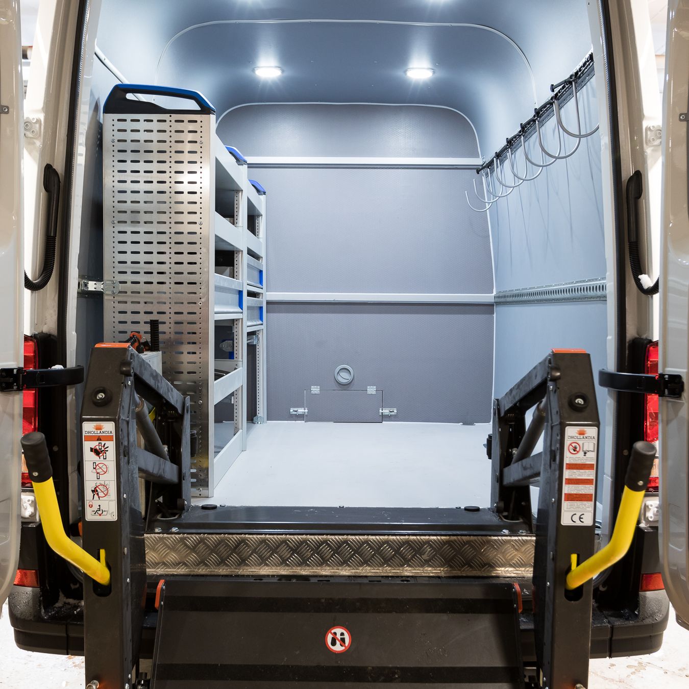 VW CRAFTER ELÄINLÄÄKÄRIAUTO 