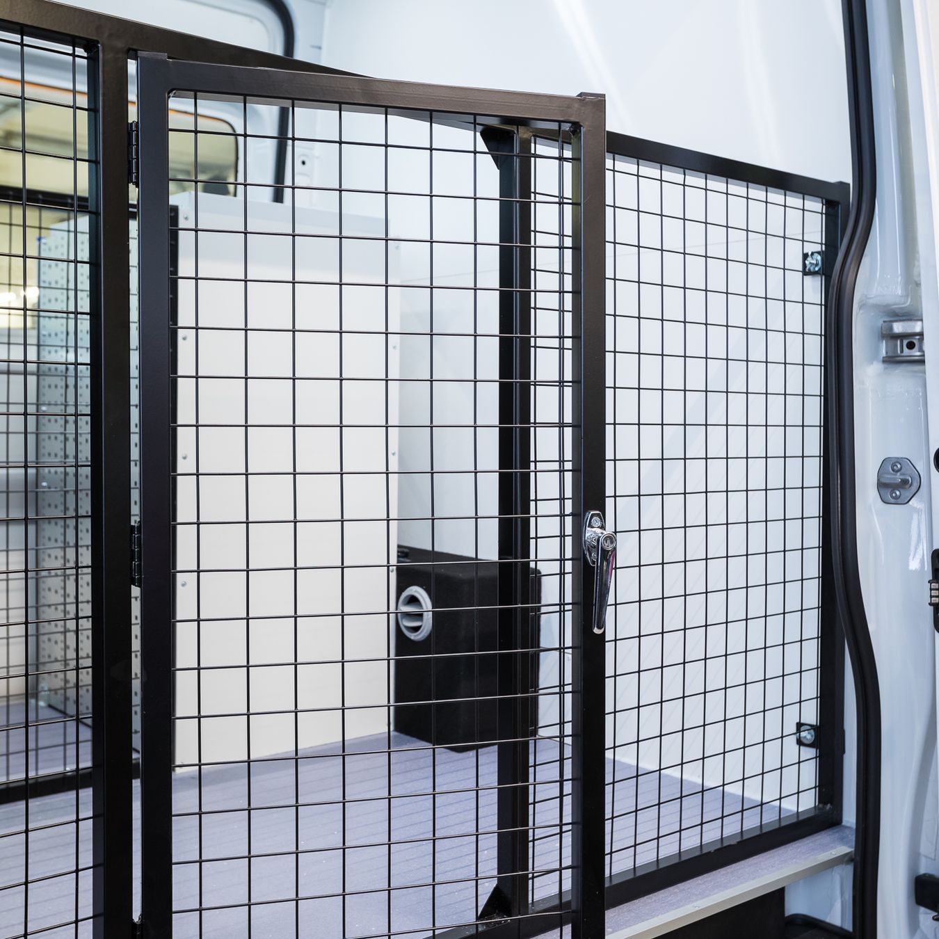 VW CRAFTER ELÄINLÄÄKÄRIAUTO 